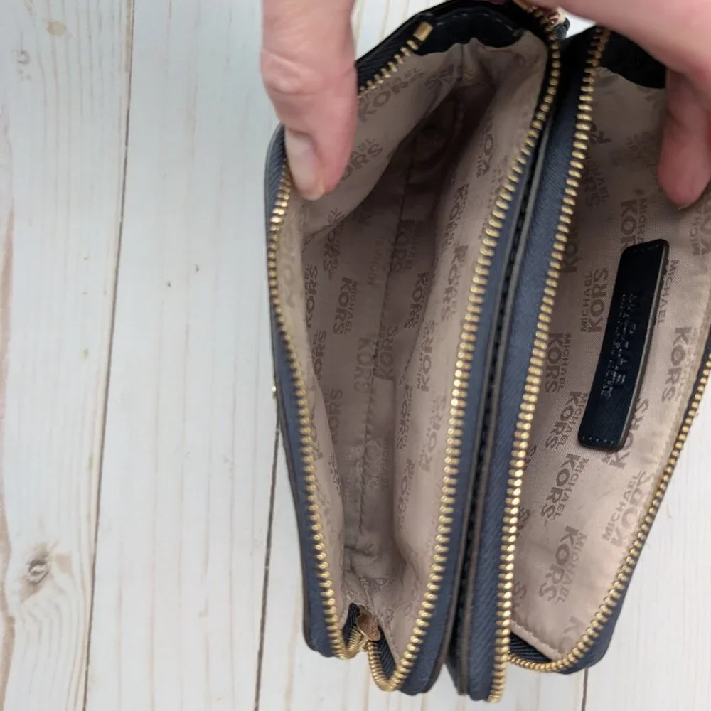 Michael Kors Bucket Bag with Detatchable Crossbody Strap & Matching Wristlet - Picture 12 of 12
